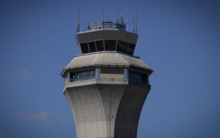 美国联邦航空管理局在数百次航班中断后考虑减少纽瓦克机场的航班