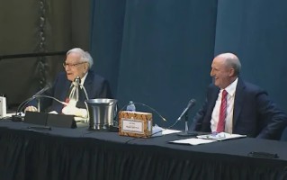 巴菲特打趣称苹果CEO库克“让伯克希尔赚了更多的钱”