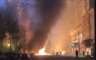 乌克兰突发！基辅市内爆炸声不断，导弹碎片坠落致车辆起火！乌军署激光武器，指挥官透露重要信息......