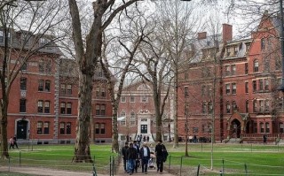 特朗普威胁停止向哈佛大学拨款 要求校方提供国际学生名单