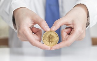 如何分析黄金价格涨跌的原因？这对投资策略有何启示？