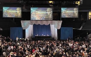 巴菲特第60次股东大会点赞库克，谈到AI、贸易、证券市场、近期差点花掉100亿美元，之所以赚了很多钱是因为
